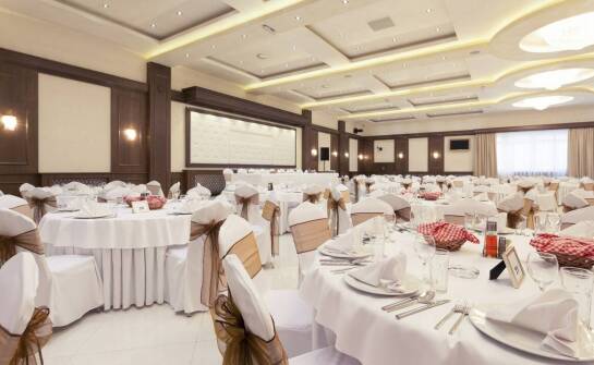 Urodziny w hotelu – jak zorganizować wyjątkowe przyjęcie w bankietowej sali?