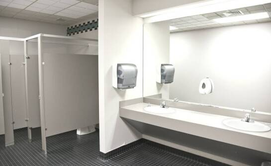 Znaczenie wyposażenia łazienek dla osób z niepełnosprawnościami w obiektach publicznych