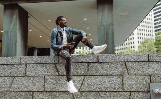 Okulary przeciwsłoneczne – jak je łączyć z codziennymi stylizacjami?