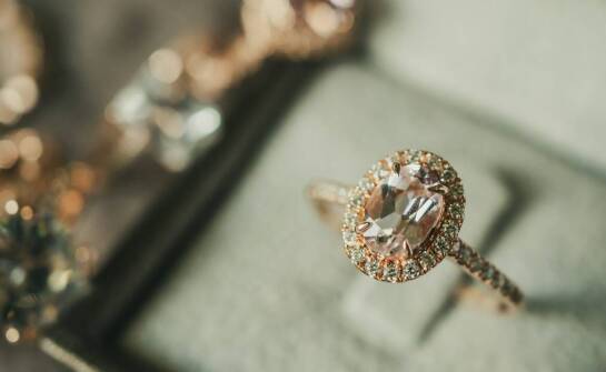 Jakie korzyści przynosi noszenie biżuterii z spinelem?