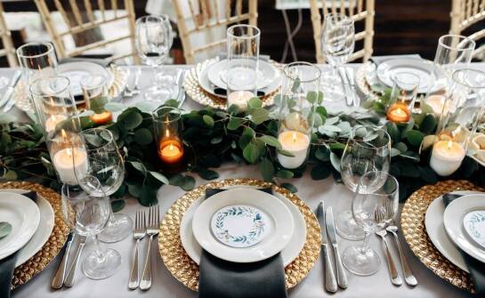 Jakie materiały wybrać do dekoracji weselnego stołu ze słonecznikami?