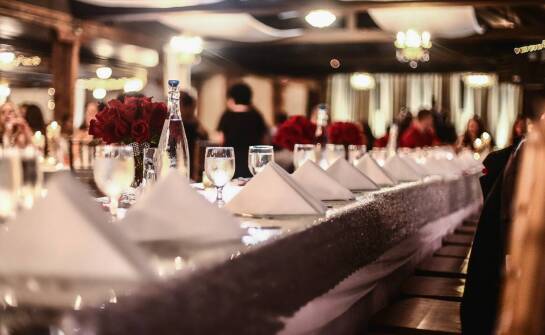 Jakie są koszty dodatkowych usług, takich jak nagłośnienie i gastronomiczne zaplecze?