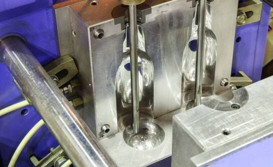 Wykorzystanie sterowania komputerowego maszynami w produkcji tworzyw sztucznych