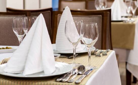 Rezerwacja miejsca przy stole w Warszawie: co warto wiedzieć o interakcji z osobami nowymi