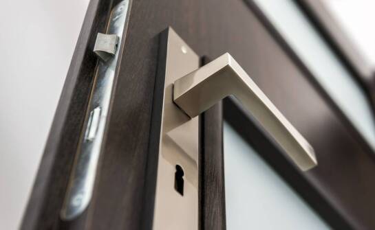 Aluminiowe drzwi a ochrona przed hałasem – jak to działa?