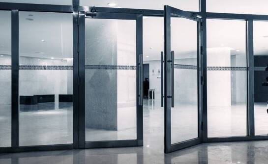 Szklane kolorowe drzwi na wymiar – odważny krok ku indywidualizmowi