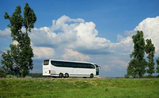 Czym kierować się przy wynajmie autokaru na biznesowe konferencje?