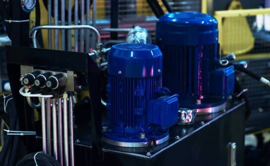 Hydrauliczne zasilacze – jak wpływają na bezpieczeństwo pracy w przemyśle?