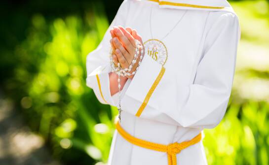 Wysoka jakość materiałów w komunijnych albach dla chłopców