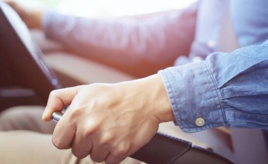 Kiedy warto zdecydować się na wykupienie dodatkowych lekcji jazdy kat. E do B?