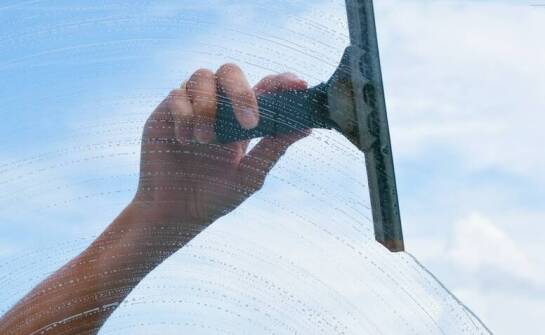 Profesjonalne mycie okien – inwestycja w estetykę i zdrowie dla pracowników