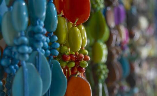 Trendy w modzie: tanie bransoletki z naturalnych kamieni na każdą porę roku