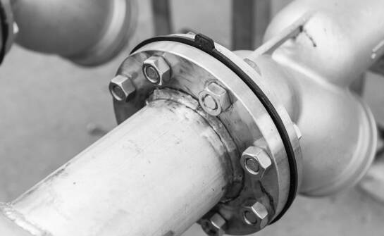 Gumowe kolano a jego rola w ochronie systemów przed uszkodzeniami mechanicznymi