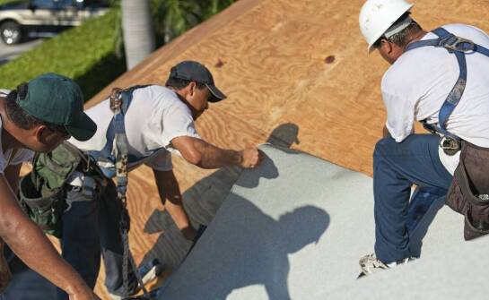 Jakie są główne wyzwania dla ekipy montażowej podczas instalacji na skośnych dachach?
