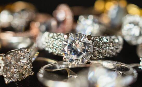 Jakie jubilerskie cechy wyróżniają srebrną biżuterię w sklepie Ines Jewellery?