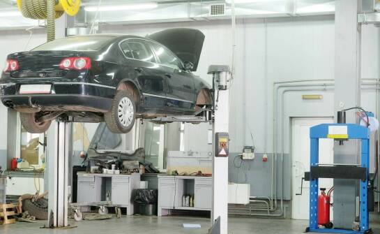 Jakie są kluczowe zalety podnośników typu bałwanek w warsztatach samochodowych?