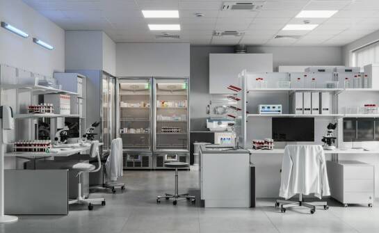 Laboratoryjne meble a higiena pracy: kluczowe aspekty utrzymania czystości