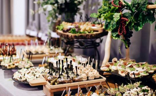 Menu wiejskiej chatki: idealne propozycje na catering eventowy
