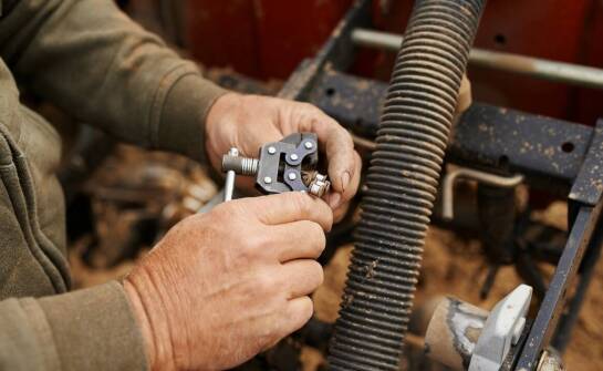 Zalety stosowania zaworów do sterowania cieczą w opryskiwaczach polowych i sadowniczych