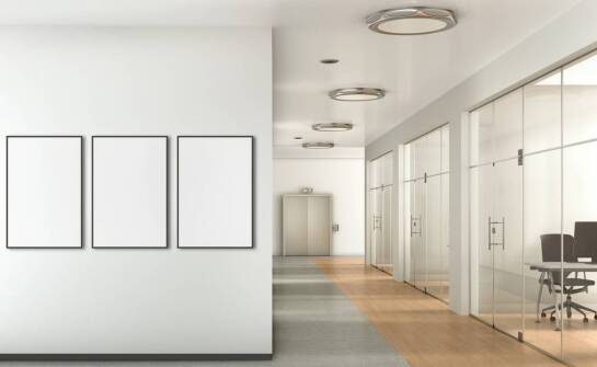 Rola aluminiowych tabliczek w organizacji przestrzeni biurowych