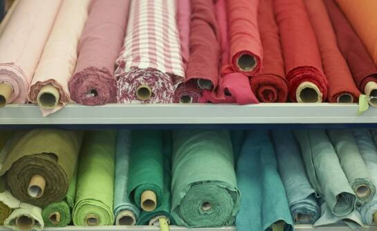 Jak hurtownie wpływają na dostępność bawełnianych tkanin dla producentów dziecięcej odzieży?