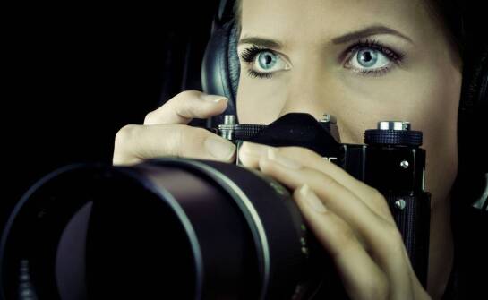 Proces wykrywania podsłuchów przez detektywów w Kielcach.