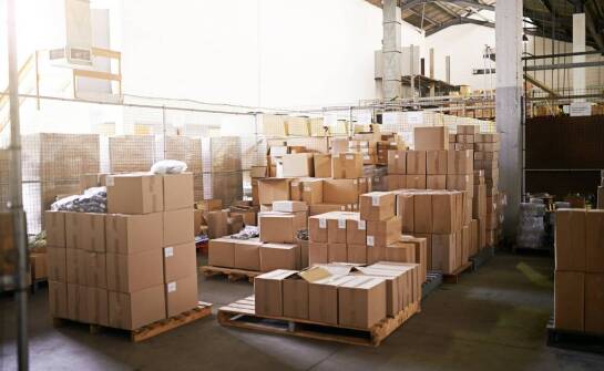 Fasonowe kartony – optymalizacja przestrzeni w magazynie