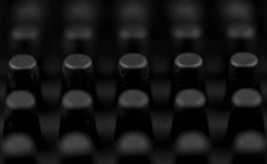 Jakie korzyści oferują elastomerowe podkładki w budowie hal magazynowych?