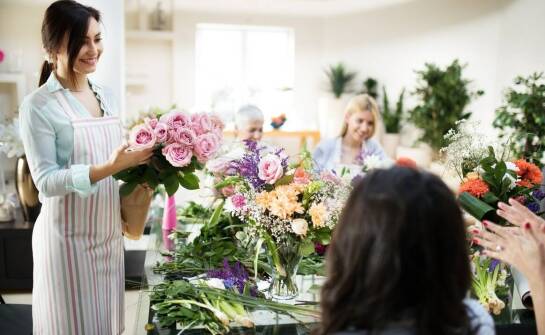 Jak hurtownie kwiatów tworzą wartość dodaną dla florystów?