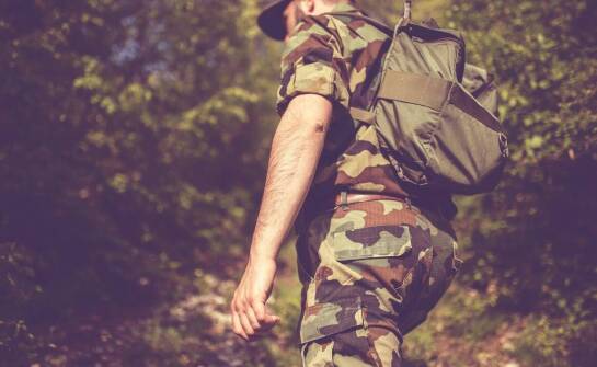 Jak spodnie bojówki wpływają na swobodę ruchów podczas aktywności fizycznej?