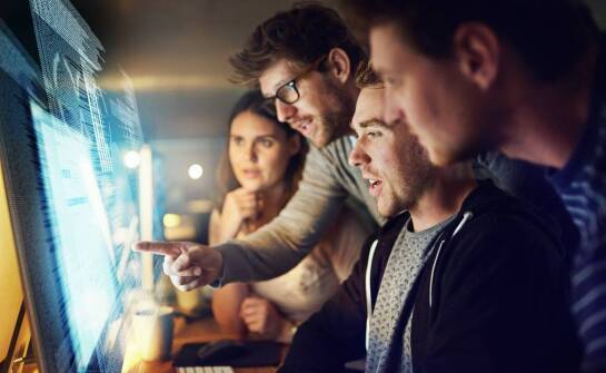 Jakie są korzyści z dostosowywania oprogramowania EA do specyficznych potrzeb klienta?