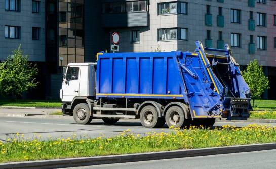 Jakie są różnice między odbiorem odpadów komunalnych a odpadów przemysłowych?