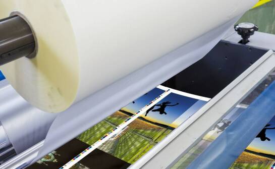 Jak laminatory wpływają na jakość końcowych produktów w firmach reklamowych?