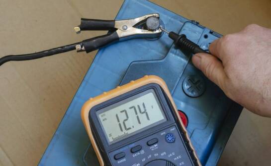 Diagnostyka akumulatora - jak rozpoznać prawidłowe spoczynkowe napięcie?