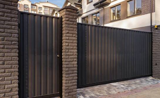 Nowoczesne metalowe ogrodzenia – trwałość i styl w jednym.