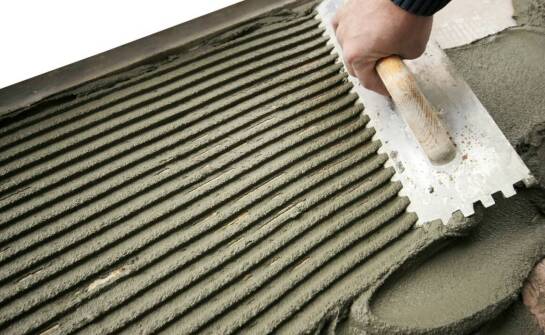 Jak właściwie przygotować podłoże do zaprawy murarskiej pod klinkier?