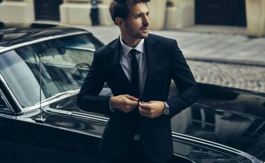 Jak nowoczesne tkaniny wpływają na komfort noszenia męskiego czarnego garnituru?