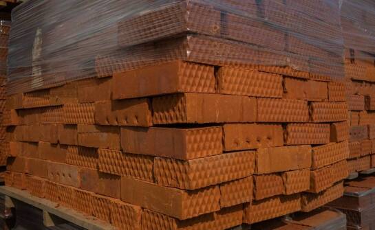 Porównanie klinkierowej cegły z innymi materiałami budowlanymi pod kątem trwałości