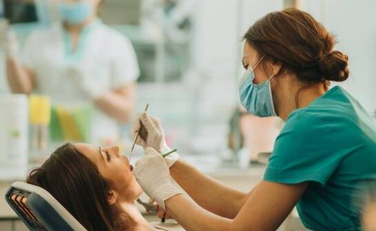 Jak stomatologiczna chirurgia wpływa na poprawę zdrowia jamy ustnej?