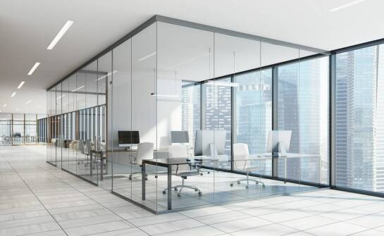 Jak prawo budowlane wpływa na proces adaptacji biurowych przestrzeni?