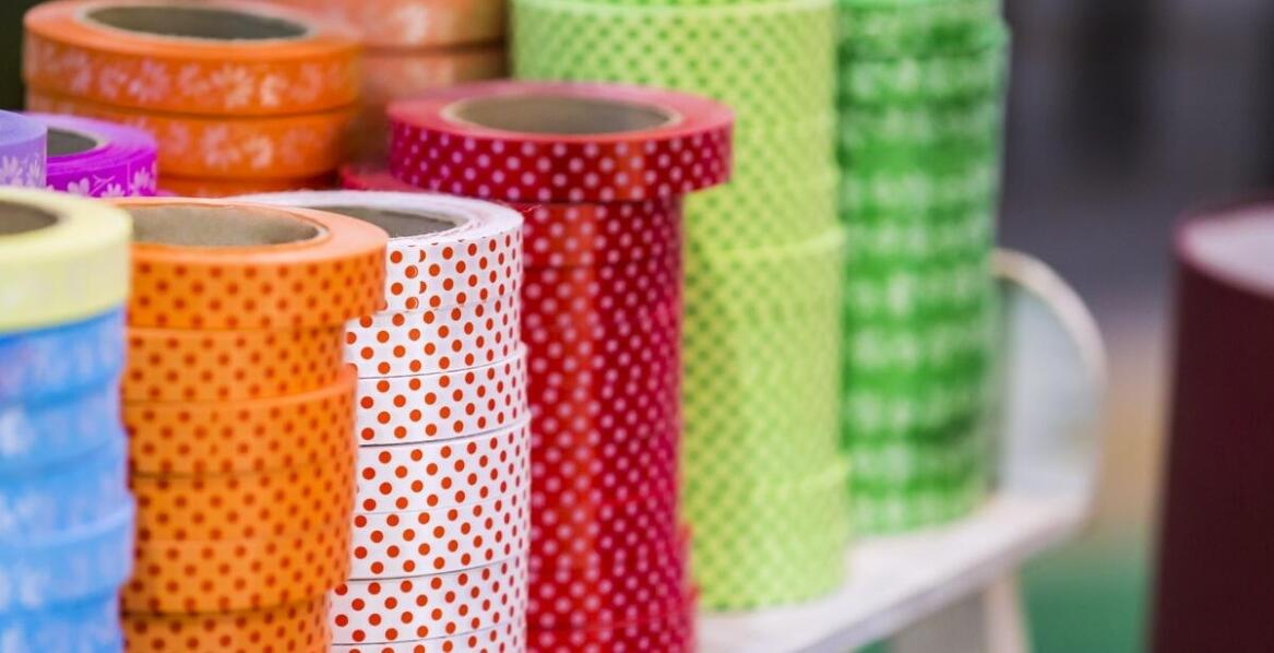 Jakie są możliwości personalizacji etykiet na rolach dla małych firm?