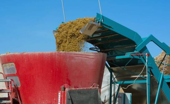 Nowoczesne metody zakiszania paszy w pryzmach