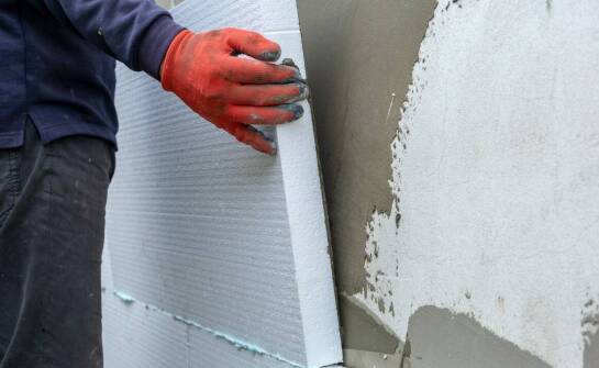 Jakie są ekonomiczne korzyści z zastosowania styropianu spadkowego?