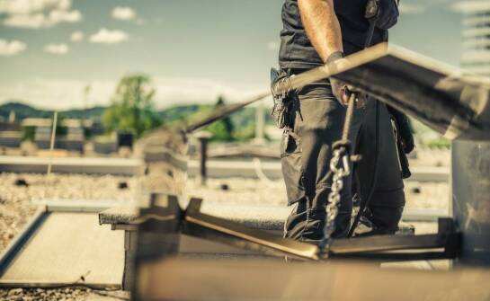 Znaczenie kontroli jakości w produkcji materiałów do dachów płaskich