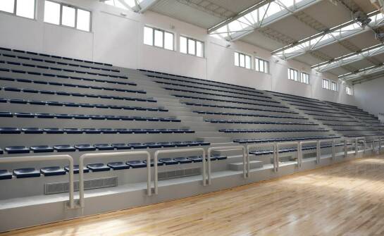 Jakie korzyści przynoszą teleskopowe trybuny w salach wykładowych?