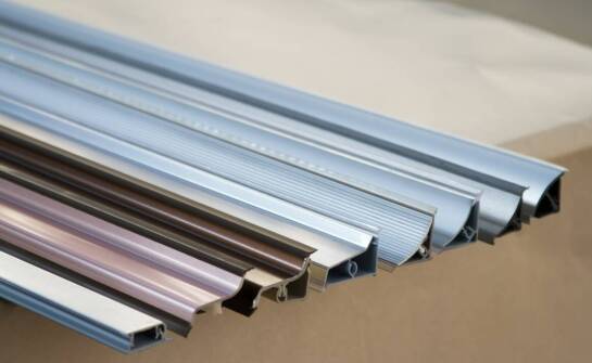 Jak dobrać odpowiednie akcesoria do mocowania płaskich dachów?