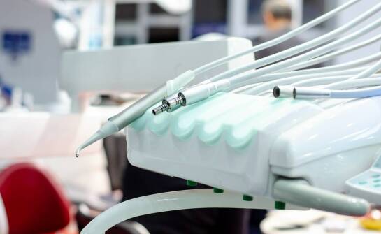 Wysoka jakość stomatologicznego sprzętu – co to oznacza w praktyce?