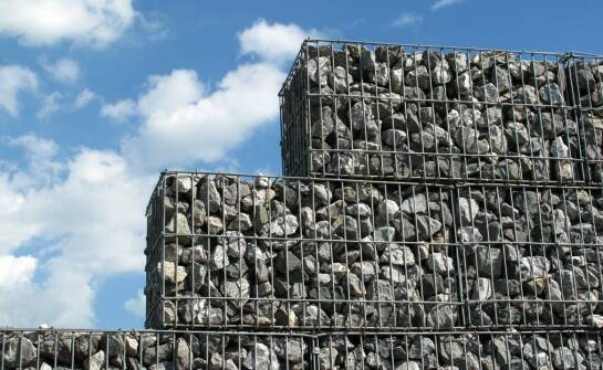 Trwałość i design – podstawowe zalety gabionowych koszy w nowoczesnym budownictwie