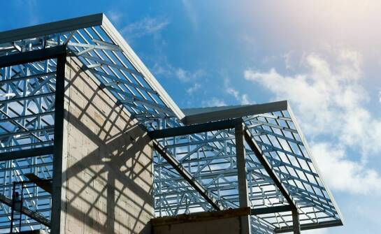 Stalowe wiaty w budownictwie – co warto wiedzieć przed zakupem?