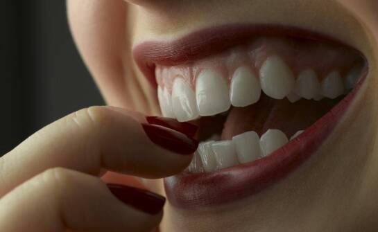 Jak elastyczne protezy mogą wpłynąć na estetykę uśmiechu?